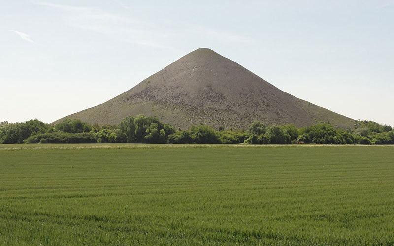 Jérémy-Günther-Heinz Jähnick, historien, dans le cadre de son inventaire photographique du bassin minier du Nord-Pas-de-Calais de 2011 à 2013 / Harnes - Terril n° 93, 21 Nord de Courrières (01) / Wikimedia Commons, via Wikimedia Commons