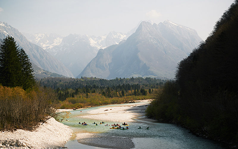 Les-kayakistes-partent-des-Alpes-pour-rejoindre-la-mer.-©-Jan-Pirnat