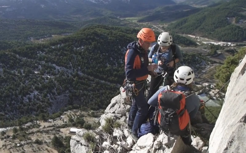 En-Passant-par-la-Montagne-à-la-découverte-du-milieu-montagnard-et-de-soi-même