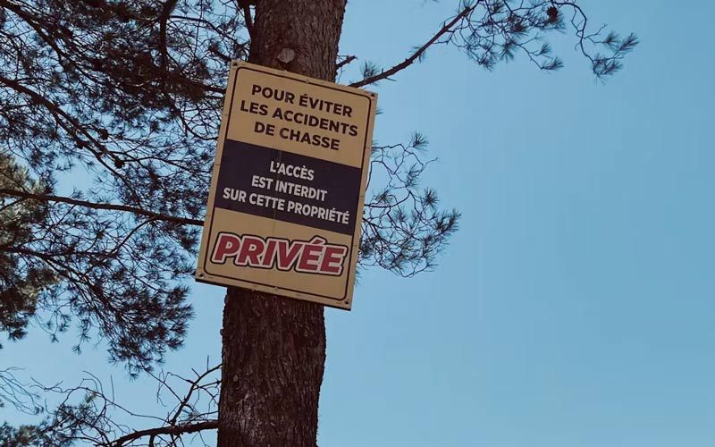 Pancarte indiquant une propriété privée forestière dans les Bouches-du-Rhône. The Conversation, CC BY