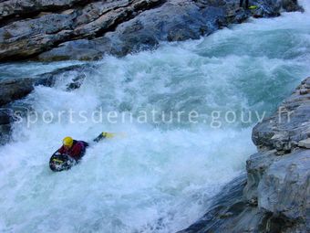 Nage en eaux vives 015 - Tous droits réservés - Mathieu Morverand - Photothèque sportsdenature.gouv.fr