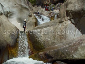 Canyoning 010 - Tous droits réservés - Mathieu Morverand - Photothèque sportsdenature.gouv.fr